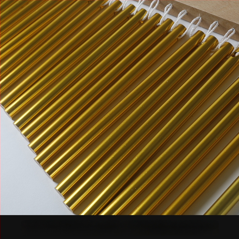 Mediniai vėjo varpeliai rinkinys su 25 tonų ir 36 tonų varpeliais, medinis garso medis su laikikliu ir 20 varpų eilei; vaikams nuo 7 iki 14 metų.