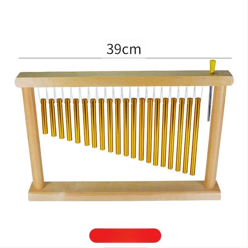 Mediniai vėjo varpeliai rinkinys su 25 tonų ir 36 tonų varpeliais, medinis garso medis su laikikliu ir 20 varpų eilei; vaikams nuo 7 iki 14 metų.