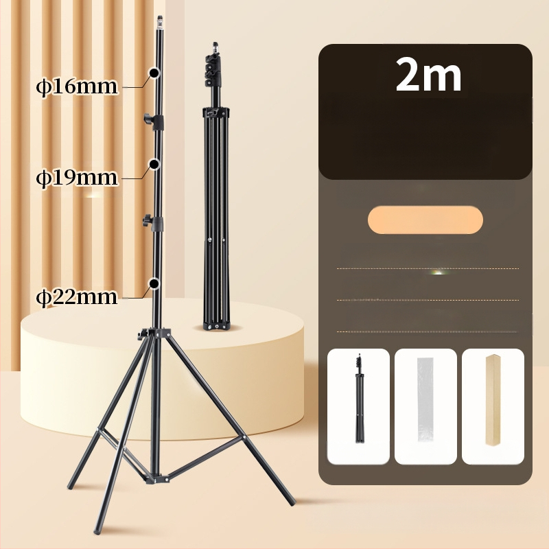 Στήριγμα Φωτογραφίας για Ζωντανή Μετάδοση – Επιδαπέδιο Τρίποδας με Ενισχυμένο Φωτιστικό Στήριγμα; Υλικό: Σιδερένιος σωλήνας + ABS; Φορτίο: 2–5 kg; Ύψος: 68–210 cm; Διαμέτρων σωλήνων: 22/19/16 mm; 3 τμήματα