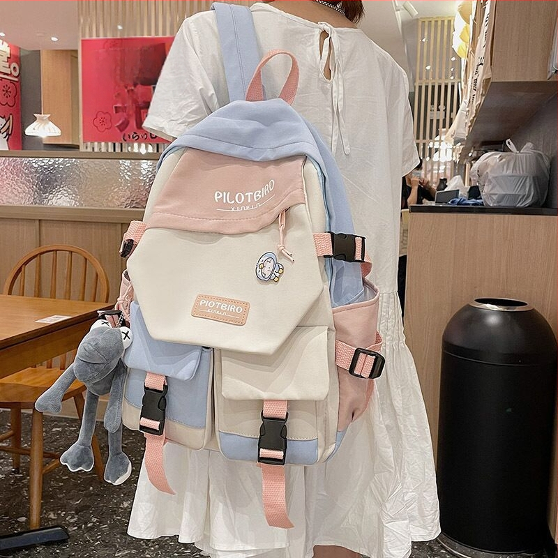 Rucsac cu design cu mai multe buzunare, material nylon, capacitate 20–35 L, închidere cu fermoar, impermeabil și rezistent la uzură.