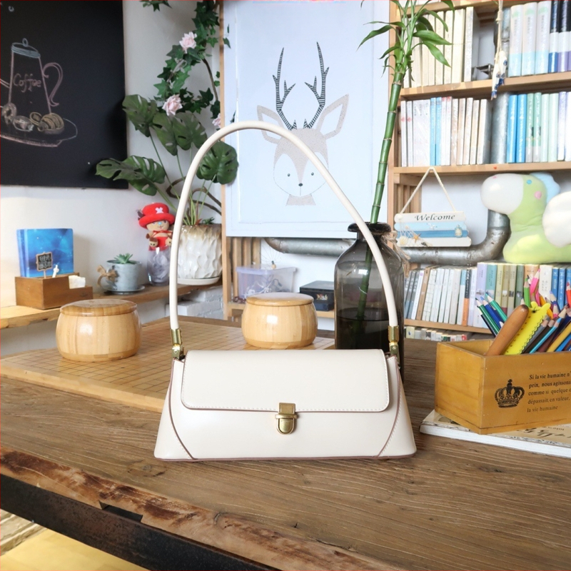 PU чанта за рамо, хоризонтална квадратна форма, капак за затваряне, вътрешен джоб с цип, мека конструкция, една презрамка, урбан стил за ежедневна употреба