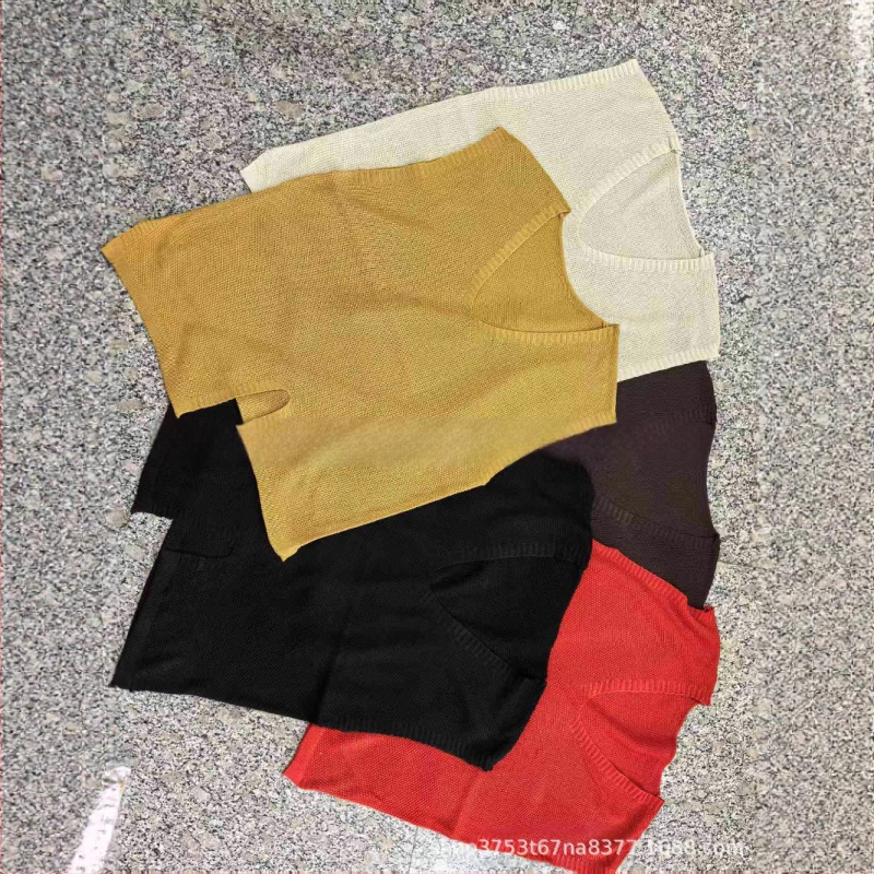 Adīta kokvilnas veste ar neregulāru maliņu, V–izgriezums, brīvs piegriezums, bez piedurknēm