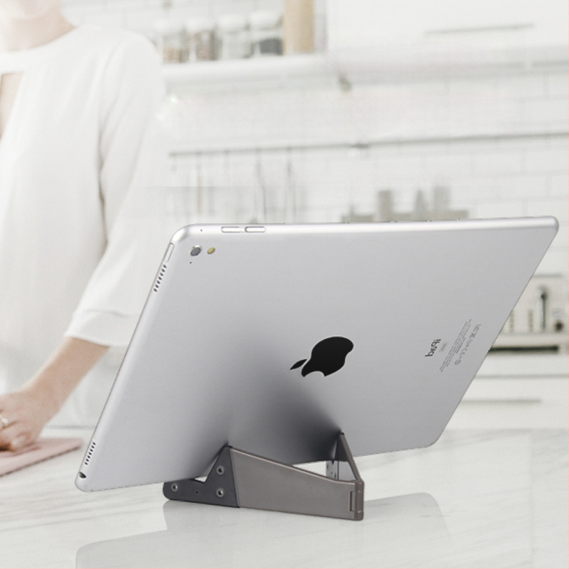 V-veida galda statīvs telefoniem un planšetēm, no plastmasas, universāls, ar personalizācijas atbalstu