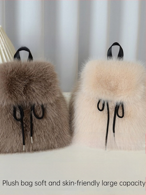 Ruksak od pliša, crossbody dizajn, zatvaranje šnirlom, preklopni pretinac s magnetskim kopčom, unutarnji džepovi za telefon, identifikacijsku karticu i kameru