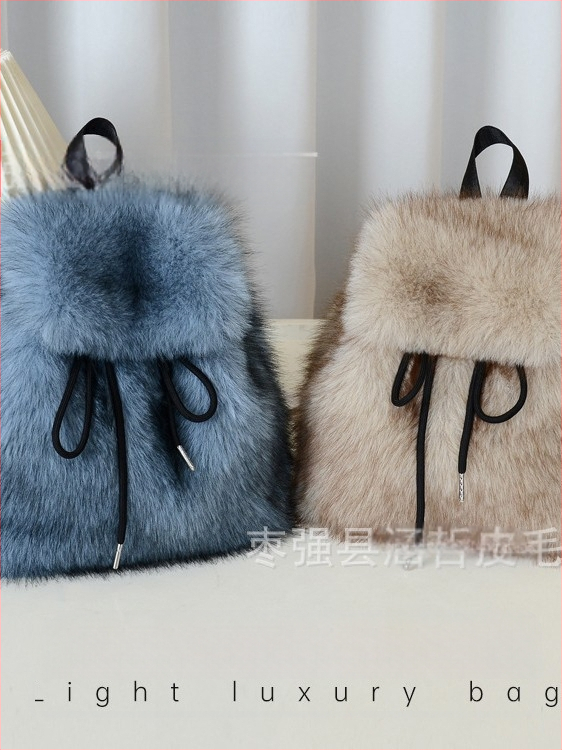 Ruksak od pliša, crossbody dizajn, zatvaranje šnirlom, preklopni pretinac s magnetskim kopčom, unutarnji džepovi za telefon, identifikacijsku karticu i kameru