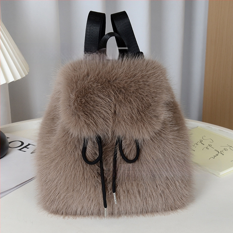 Ruksak od pliša, crossbody dizajn, zatvaranje šnirlom, preklopni pretinac s magnetskim kopčom, unutarnji džepovi za telefon, identifikacijsku karticu i kameru