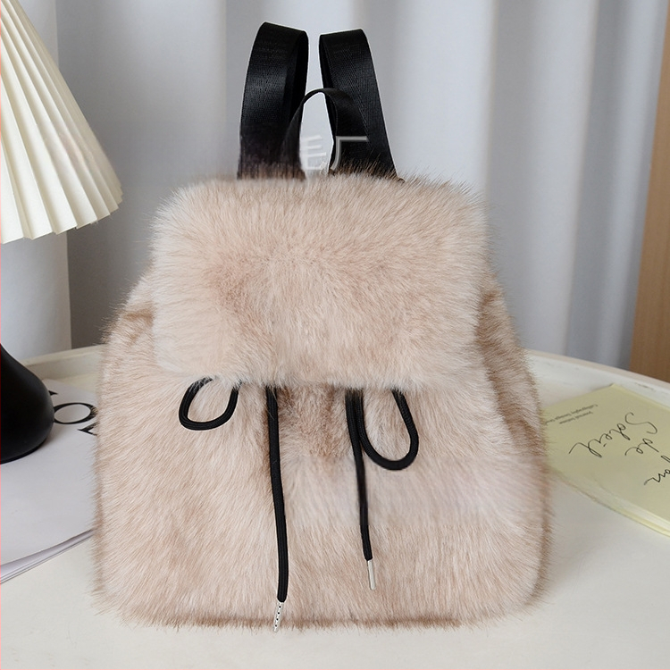 Ruksak od pliša, crossbody dizajn, zatvaranje šnirlom, preklopni pretinac s magnetskim kopčom, unutarnji džepovi za telefon, identifikacijsku karticu i kameru