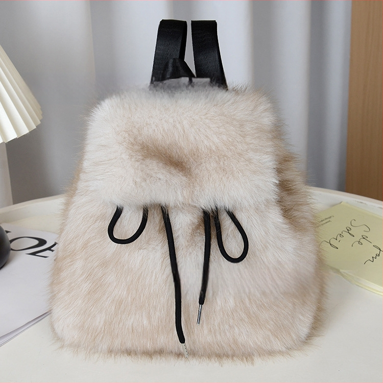 Ruksak od pliša, crossbody dizajn, zatvaranje šnirlom, preklopni pretinac s magnetskim kopčom, unutarnji džepovi za telefon, identifikacijsku karticu i kameru