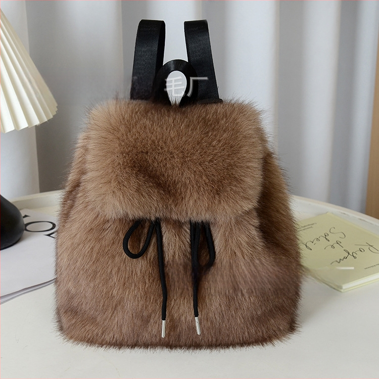 Ruksak od pliša, crossbody dizajn, zatvaranje šnirlom, preklopni pretinac s magnetskim kopčom, unutarnji džepovi za telefon, identifikacijsku karticu i kameru