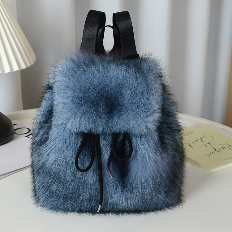 Ruksak od pliša, crossbody dizajn, zatvaranje šnirlom, preklopni pretinac s magnetskim kopčom, unutarnji džepovi za telefon, identifikacijsku karticu i kameru