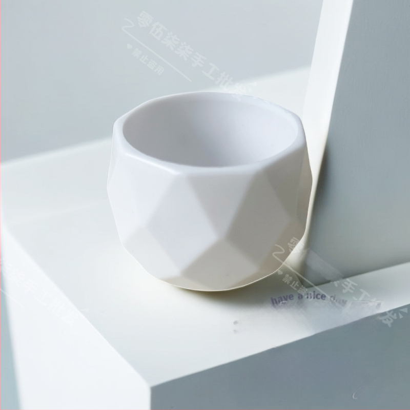 Plastikinis gėlių vazonas su injekciniu liejimu, skirtas staliniam naudojimui, paprastas stilius, tinkama biurui ir namų dekorui.