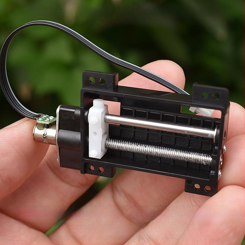 Четков мотор с двуфазен четирижилен планетарен редуктор и прецизна плъзгаща маса, стъпков мотор; напрежение под 36V, тип ток: комуникационен.