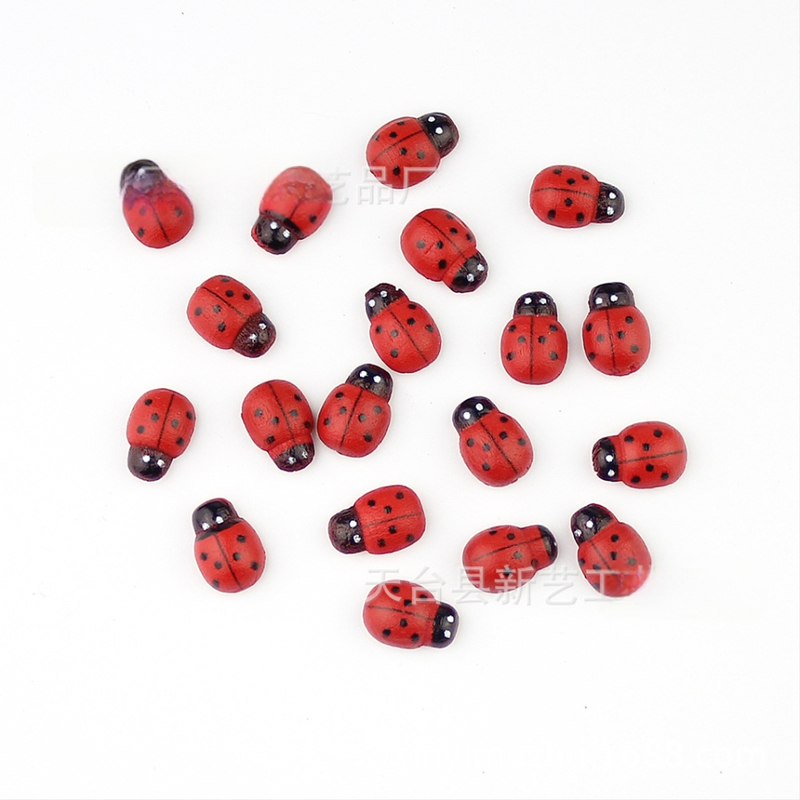 Medinis dekoratyvinis elementas DIY mikro kraštovaizdžiui su samanu ir sultingais augalai; karikatūrinis vabalas – Xinyi Wood Beads; Medžiaga: medis; Kategorija: Gyvūnai; Stilius: Pastoralinis; Struktūra: be skylės