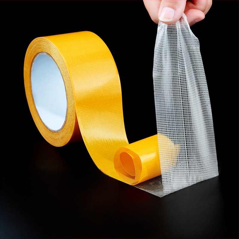 Dvigubos plokščių lipni juosta su tinklo pagrindu kilimams tvirtinti, stiprus lipnumas, be likučių; ilgis 5.1 m (gali būti pritaikomas iki 20.5 m), plotis 8-50 mm, storis 0.28-0.38 mm.