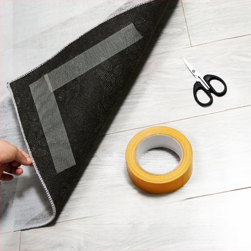 Dvigubos plokščių lipni juosta su tinklo pagrindu kilimams tvirtinti, stiprus lipnumas, be likučių; ilgis 5.1 m (gali būti pritaikomas iki 20.5 m), plotis 8-50 mm, storis 0.28-0.38 mm.