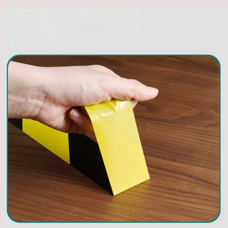 PE brīdinājuma lente būvniecības drošībai un grīdas marķējumam; gumijas bāzes līmējums; papīra kodols; temperatūras diapazons -50°C līdz 100°C; viegli noņemama bez līmes atlikumiem