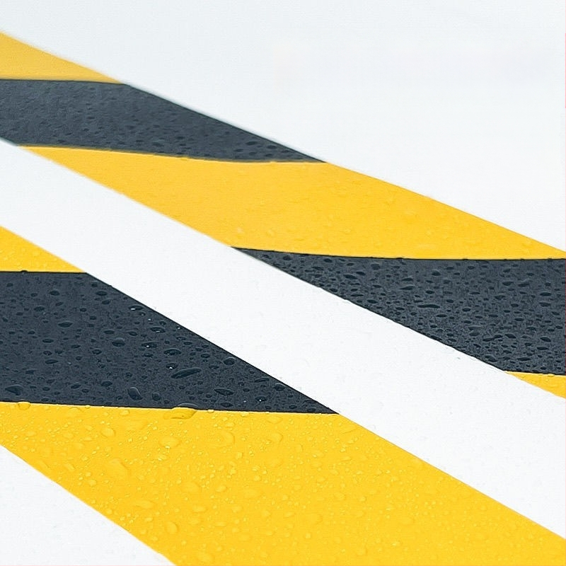 PE brīdinājuma lente būvniecības drošībai un grīdas marķējumam; gumijas bāzes līmējums; papīra kodols; temperatūras diapazons -50°C līdz 100°C; viegli noņemama bez līmes atlikumiem