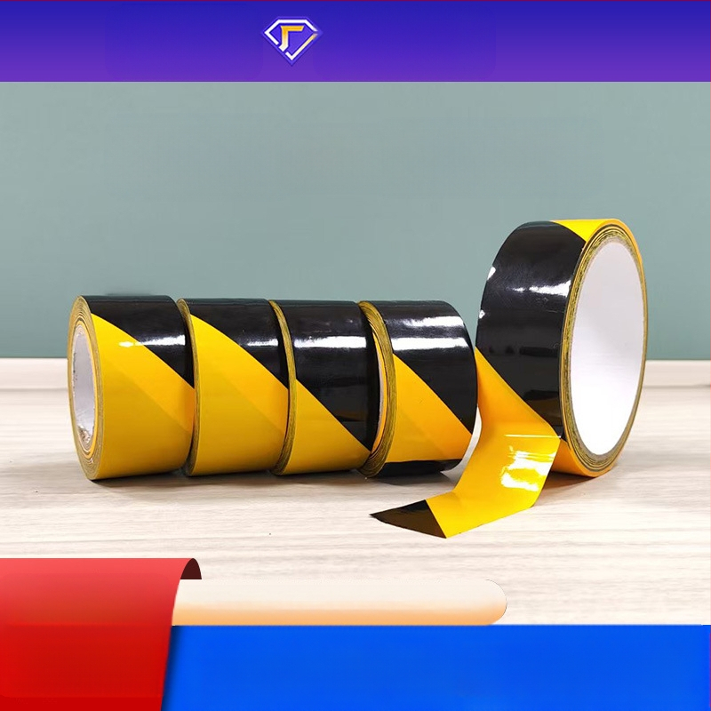 PE brīdinājuma lente būvniecības drošībai un grīdas marķējumam; gumijas bāzes līmējums; papīra kodols; temperatūras diapazons -50°C līdz 100°C; viegli noņemama bez līmes atlikumiem