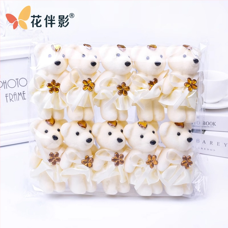 Pliušinių meškiukų rinkinys: ledų skonio meškiukas, prisipažinęs žvaigždės meškiukas, velūrinis teddy, vestuvinio automobilio meškiukas, animacinis puokštė lėlė — medžiaga: audinys, apdorojimas: krašto siuvimas, klaidos: 1–2