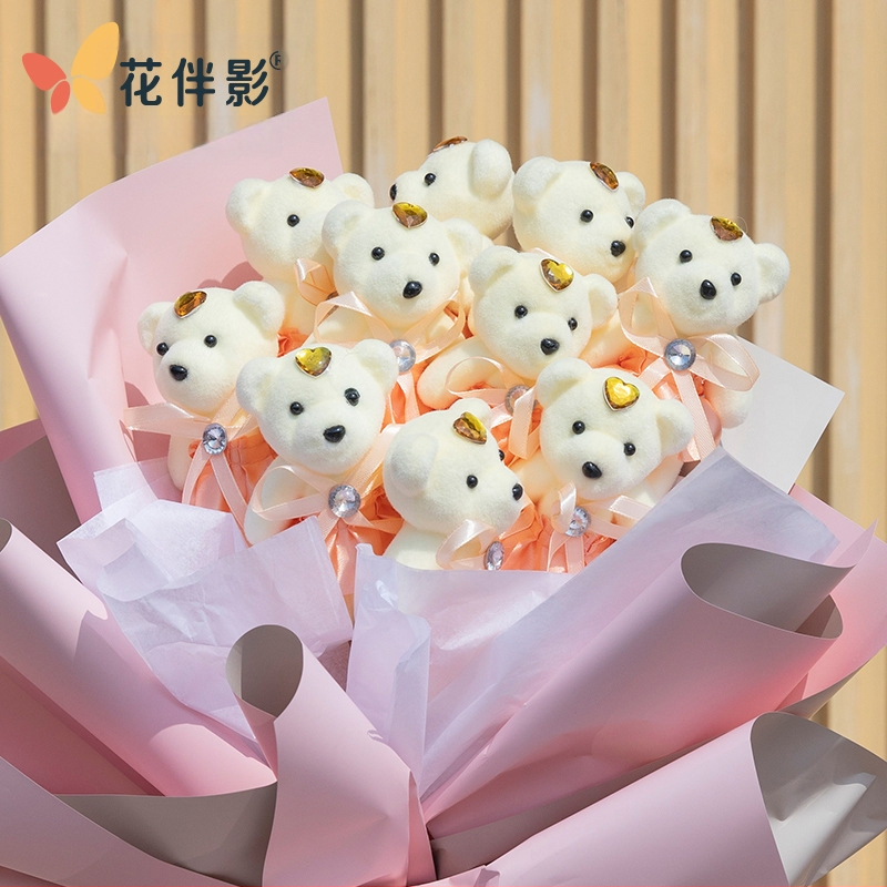 Pliušinių meškiukų rinkinys: ledų skonio meškiukas, prisipažinęs žvaigždės meškiukas, velūrinis teddy, vestuvinio automobilio meškiukas, animacinis puokštė lėlė — medžiaga: audinys, apdorojimas: krašto siuvimas, klaidos: 1–2