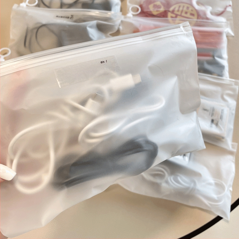 Adatkábeltároló táska adatkábelekhez, töltőkhöz és fülhallgatókhoz — modern minimál stílus; Anyag: Egyéb; Nem importált