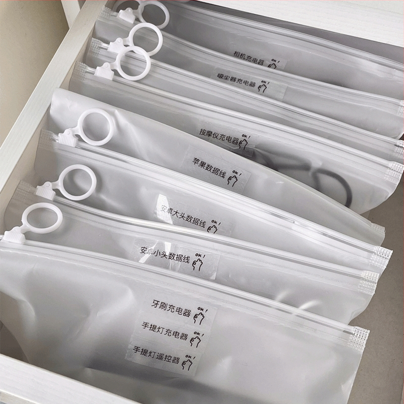 Adatkábeltároló táska adatkábelekhez, töltőkhöz és fülhallgatókhoz — modern minimál stílus; Anyag: Egyéb; Nem importált