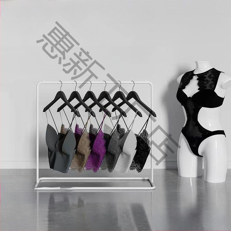 Parduotuvės apatinių drabužių ekspozicijos stendas – stalinis ir grindų tipo, vitrininės ekspozicijos, Medžiaga: Žr. aprašą, Prekės ženklas: vietiniai prekių ženklai