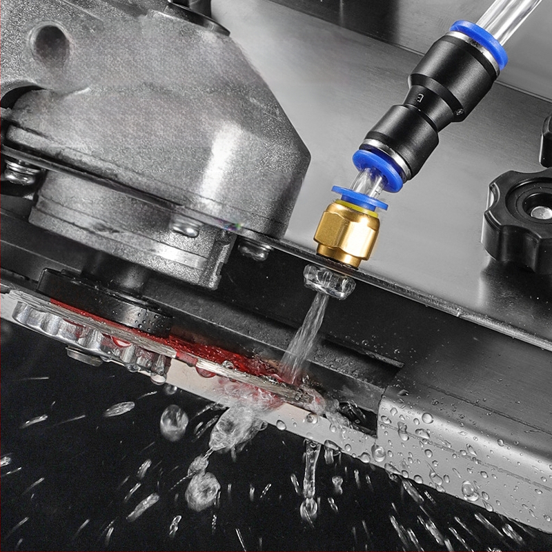 Prenosni alat za rubanje pločica pod kutem 45° za zidare