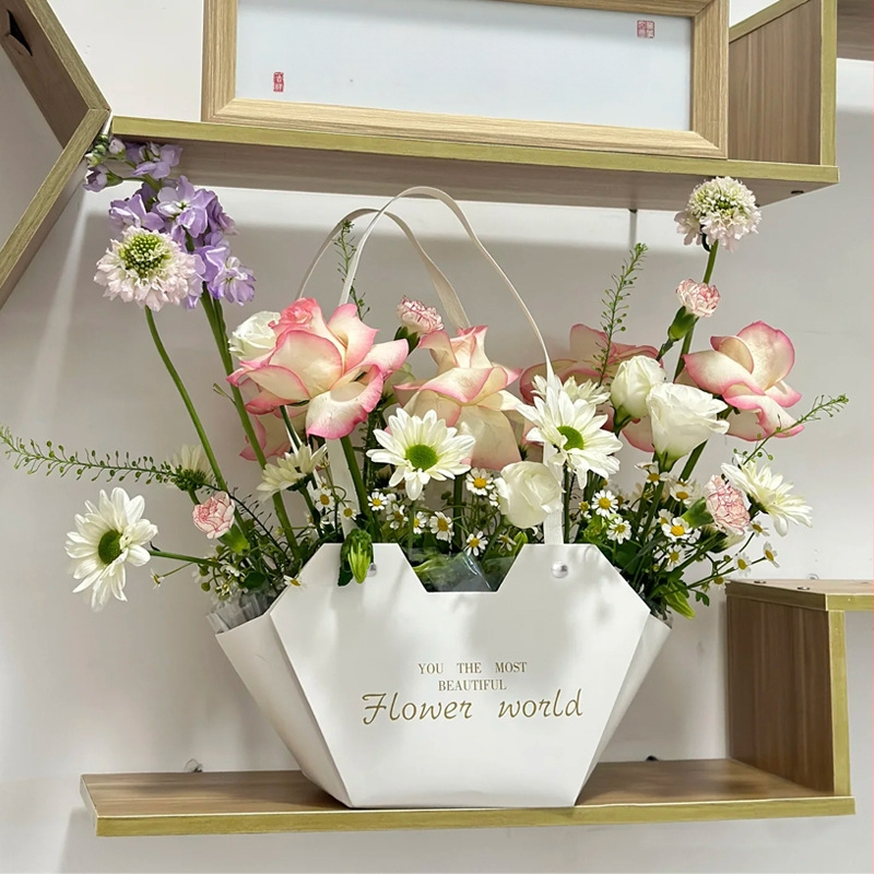 Торба за цветя и подарък със сърцевидна форма, от специална хартия, подходяща за букети и подаръчна опаковка.