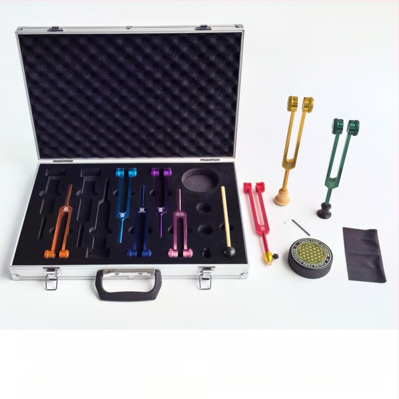 Комплект от осем tuning forks с активационни блокове; твърда алуминиева сплав; модел 136.1Hz-272.2Hz; честоти: 126.22, 136.1, 141.27, 172.06, 194.18, 210.42, 221.23; за музикална терапия, физиотерапия и йога