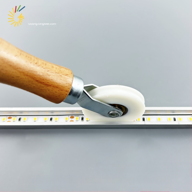 Ролка за притискане на LED лента с дървена дръжка — PVC корпус, GTM, 110 г