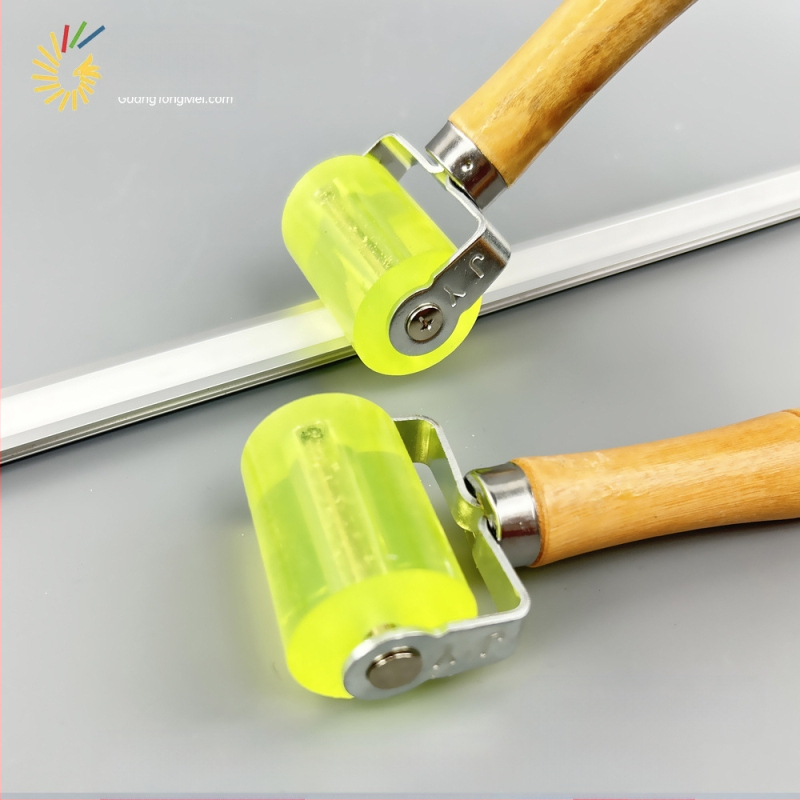 Ролка за притискане на LED лента с дървена дръжка — PVC корпус, GTM, 110 г