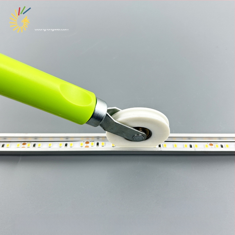 Ролка за притискане на LED лента с дървена дръжка — PVC корпус, GTM, 110 г
