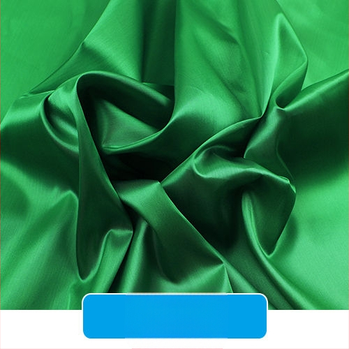 Šilkinis satino audinys – drabužių pamušalui, scenos užuolaidoms ir vestuvinei dekoracijai