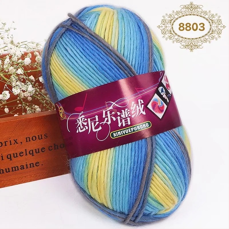 Set tricotat manual: pălărie, fular și eșarfă în model curcubeu cu dungile inspirate de partituri muzicale, din lână groasă pentru copii.