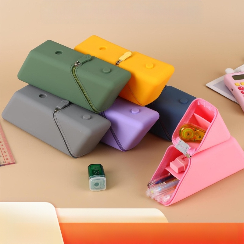 Tolltartó PVC modell 2030, nettó tömeg 22 g, csomagolás: PVC doboz + kijelző doboz, logó nyomtatása lehetséges, testreszabás: igen (Modell 2030; Anyag: PVC; Tömeg: 22 g; Csomagolás: PVC doboz + kijelző doboz; Logó nyomtatása: lehetséges; Testreszabás: igen