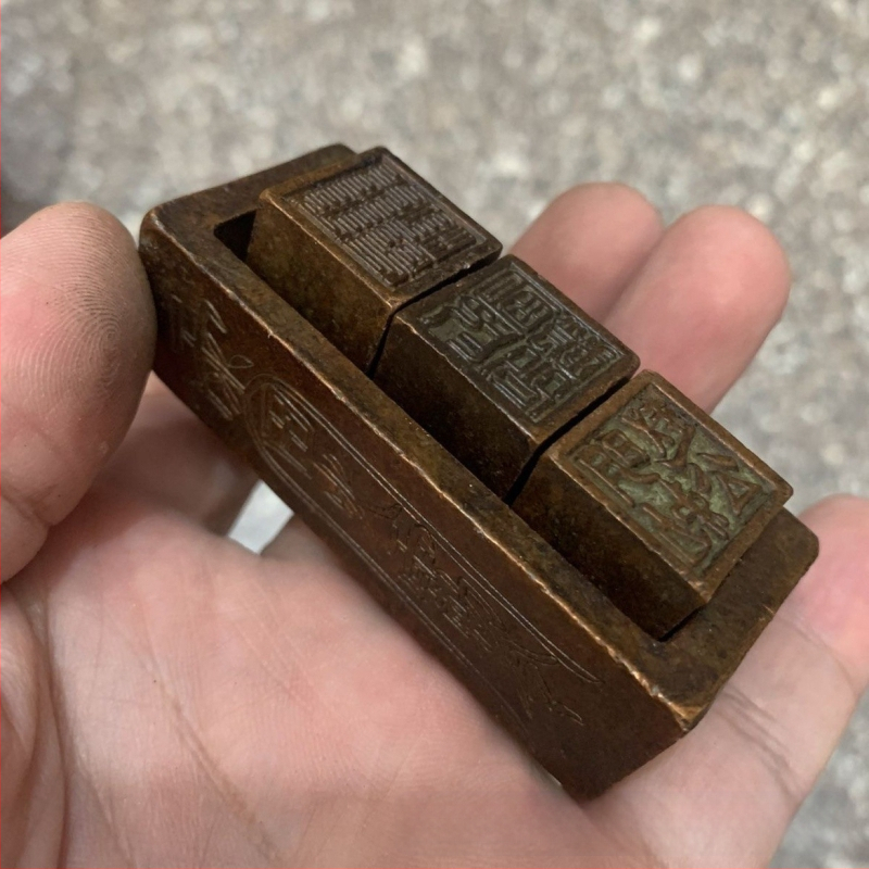 Trys viename antspaudų rinkinys (Medžiaga: lydinys; Kategorija: Geometrinė forma; Stilius: kinietiškas stilius)