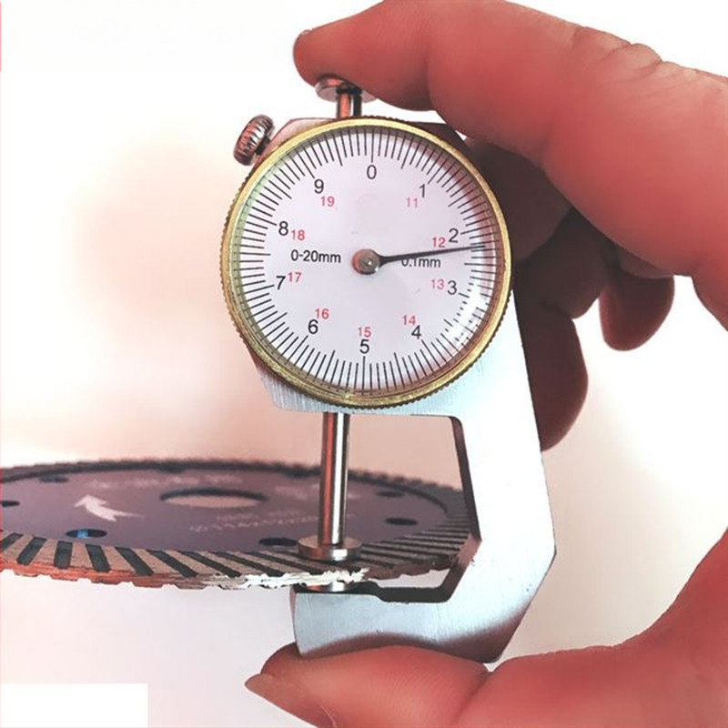 Juvelyrinių dirbinių storio matuoklis – tikslus matavimo įrankis (matavimo diapazonas 20 mm; tikslumas 0,1 mm; raiška 0,1 mm)