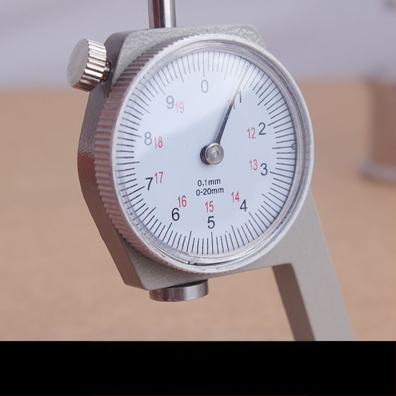 Juvelyrinių dirbinių storio matuoklis – tikslus matavimo įrankis (matavimo diapazonas 20 mm; tikslumas 0,1 mm; raiška 0,1 mm)