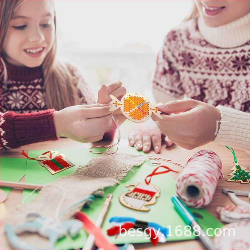 Medinis kryželiavimo rinkinys su pakabuku, pastoralinis stilius, Medžiaga: Mediena