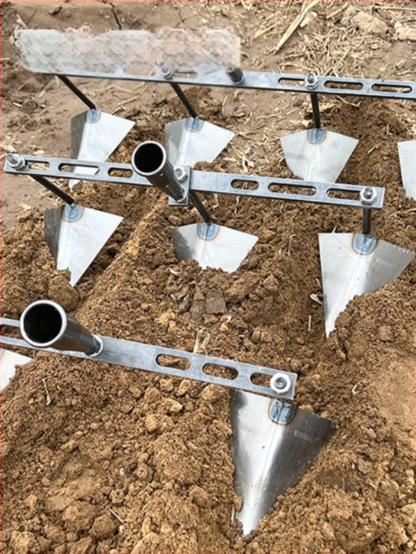 Nastaviteľná trojuholníková motyka pre tvorbu priekop; uvoľňovanie pôdy a kopanie