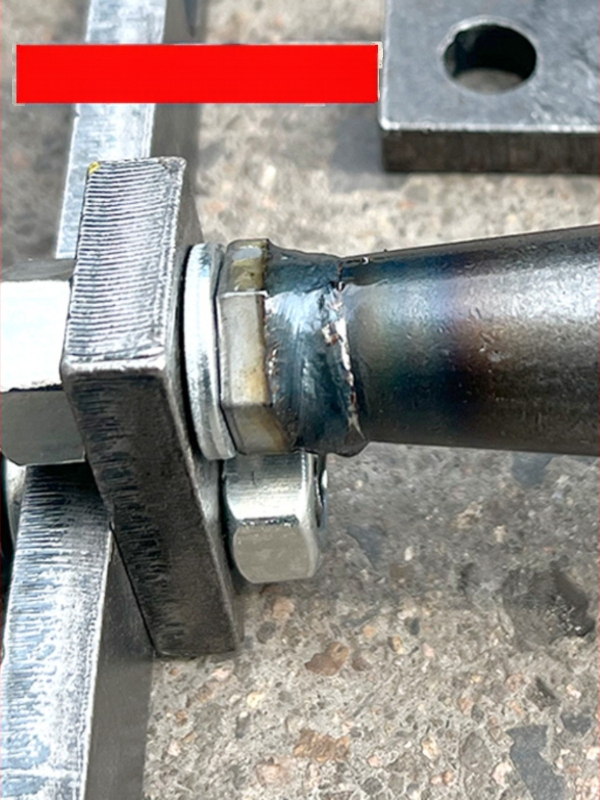 Nastaviteľná trojuholníková motyka pre tvorbu priekop; uvoľňovanie pôdy a kopanie