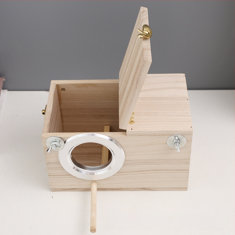 Medinis stačiakampis paukščių lizdas su platforma papūgoms – lauko veisimo dėžė