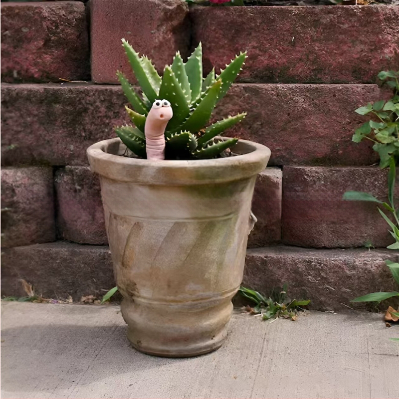 Vabzdžio dekoratyvinė figūra vazonėliams — geometrinė forma, pastoraalinis stilius, vabzdžio modelis