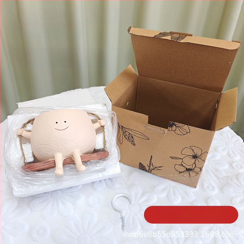 Derva s vazonėlis su šypsena ant sūpynės — WePlus; Medžiaga: derva; Gamybos procesas: dervos apdorojimas; Dovana tinkama