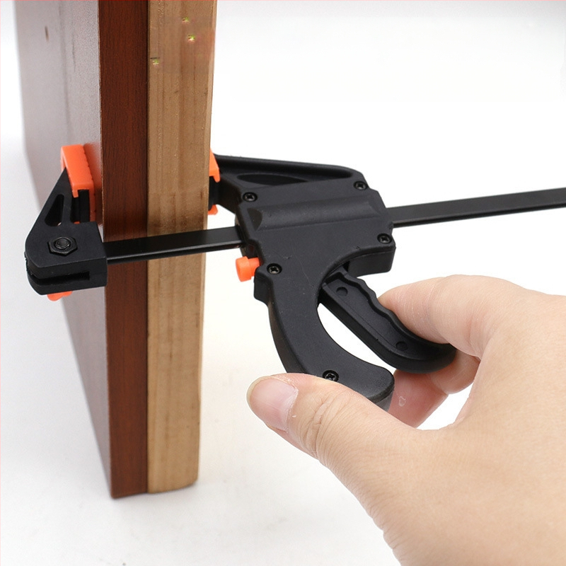 F formos staliaus laikiklis su greitu tvirtinimu teisingame kampelyje ir trigerio mechanizmu stipriam prispaudimui