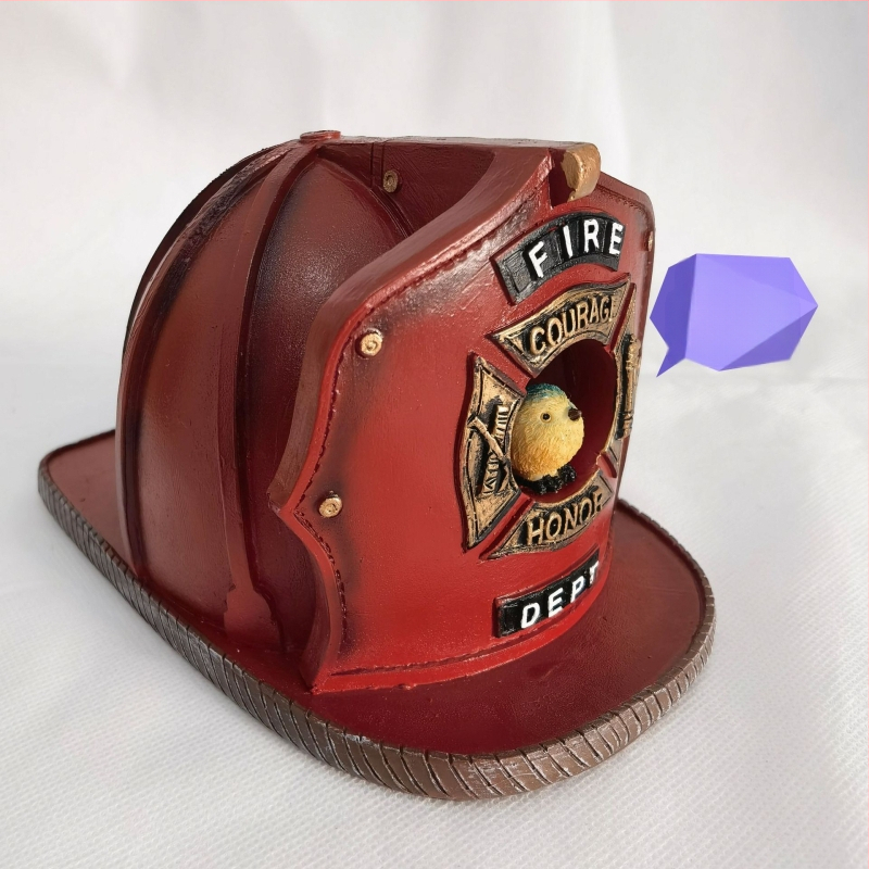 Gaisrininko šalies formos varnėnų namelis, kabantis papuošalas, šiuolaikinė geometrija; medžiaga: plastikas ir derva; gamybos procesas: dervos apdorojimas.