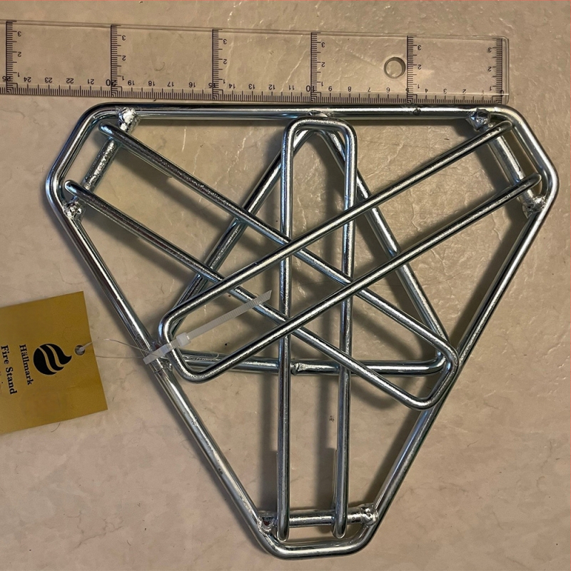 Dzelzs trijstūra statīvs ēdiena gatavošanai teltī – pārnēsājams, 860 g, 3–5 personām