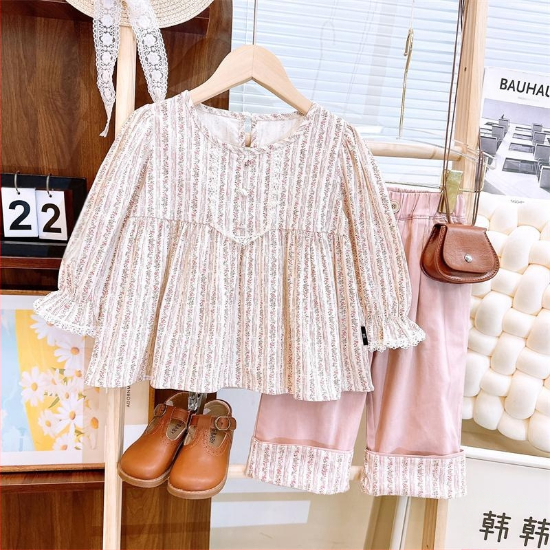 Vaikų dviejų dalių kelnių kostiumas su ilgomis rankovėmis palaidine su gėlių raštu, korėjietiško stiliaus, pavasaris 2025