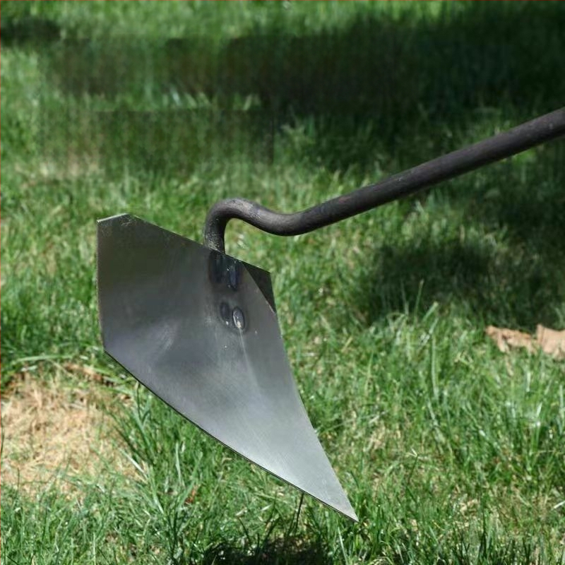 Trikampis kastuvas iš stores mangano plieno žemės ardymui ir griovių kasimui su aštriu galu.